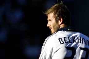 开云电竞平台-球迷狂欢夜：现场气氛最火爆的比赛场次盘点，主场气氛最好的球队